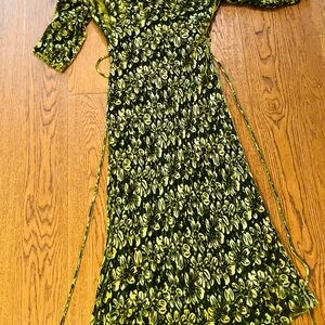 Elegant Green Maxi Dress‎ with V-Neck and 3/4 Bishop Sleeves